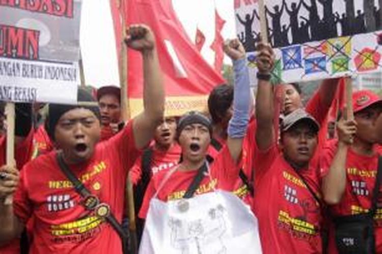 Buruh berdemonstrasi pada peringatan Hari Buruh Internasional di depan Istana Presiden, Jalan Medan Merdeka Utara, Jumat (1/5/2015). Aksi ini diikuti oleh ribuan buruh yang berasal dari Jabodetabek.