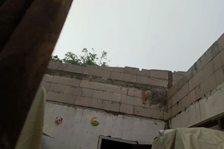 Atap baja ringan di sebuah rumah di Kampung Ciburial, Kecamatan Bogor Utara, Kota Bogor terbang tersapu angin, Rabu (17/4/2024).