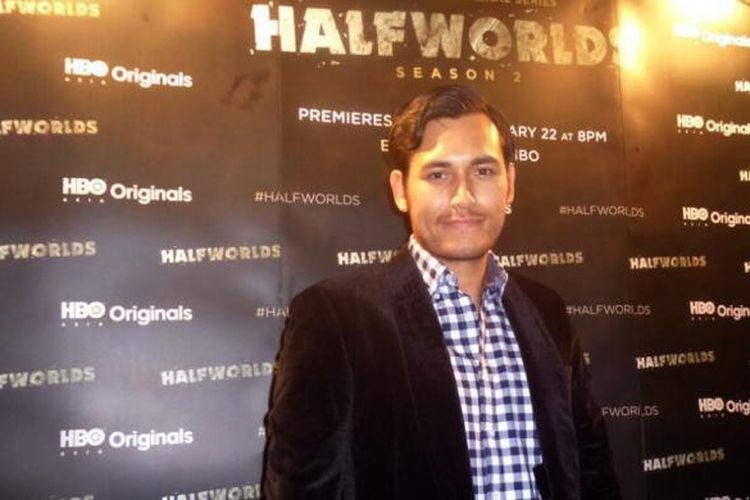 Arifin Putra diabadikan di sela wawancara terbatas dengan beberapa media di Hotel Grand Hyatt, Thamrin, Jakarta Pusat, Kamis (12/1/2017). Mereka bermain serial drama fantasi Halfworlds musim kedua yang tayang di televisi berbayar HBO.