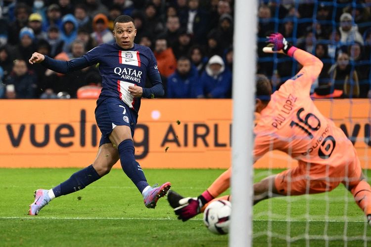 Penyerang Paris Saint-Germain (PSG) Kylian Mbappe mencetak gol dalam laga lanjutan Ligue 1, kasta tertinggi Liga Perancis, musim 2022-2023, kontra Marseille. Laga Marseille vs PSG berlangsung di Stadion Velodrome, Marseille, pada Senin (27/2/2023) dini hari WIB.