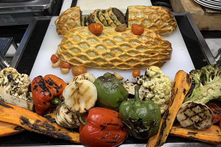 Beef wellington di Hotel GranDhika Iskandarsyah Jakarta. Hotel ini menawarkan promo menginap dan makan malam dengan harga mulai dari Rp 1,99 jutaan. Paket menginap dan dinner malam tahun baru di Hotel GranDhika Iskandarsyah Jakarta dengan harga Rp 1,9 jutaan hanya berlaku untuk reservasi hingga 30 November 2025.