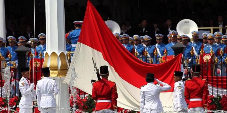 Ilustrasi: Pasukan Paskibraka melakukan upacara penaikan bendera Merah Putih dalam rangka peringatan detik-detik proklamasi, di Istana Merdeka, pada perayaan hari kemerdekaan Indonesia 17 Agustus 2012. Daftar negara yang mengakui kemerdekaan Indonesia kali pertama diawali Mesir pada 22 Maret 1946.