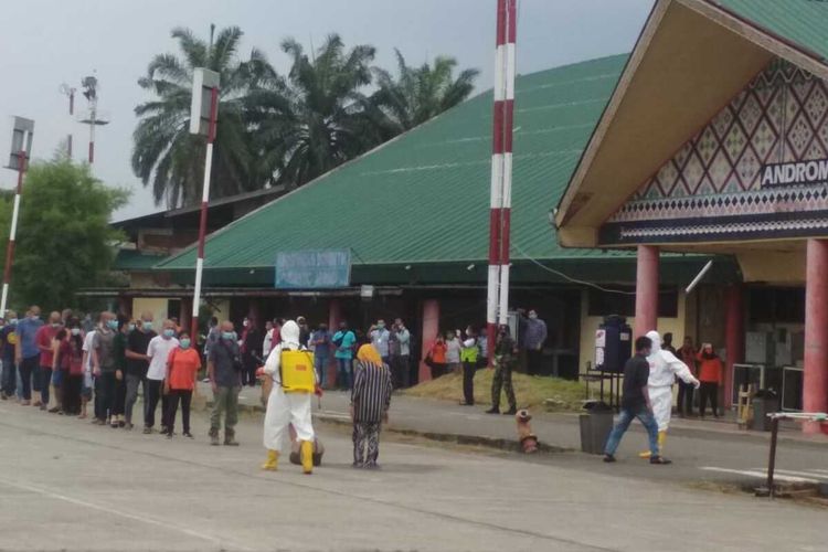 Sebanyak 136 Tenaga Kerja Indonesia (TKI) yang baru pulang dari Malaysia tiba di Pangkalan Udara (Lanud) Soewondo, Kamis (9/4/2020) sore sekitar pukul 17.10 WIB. Rencananya, mereka akan dikarantina sementara di gedung eks Bandara Polonia Medan selama 3 - 4 hari.