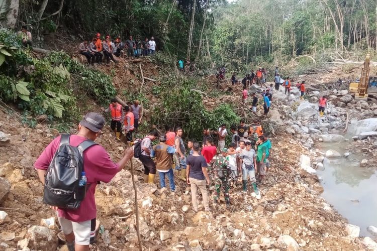 Foto: Personil gabungan bersama warga melakukan pencarian terhadap 2 orang korban longsor di area Bukit Simarsolpah, Nagori Durian Banggal, Kecamatan Raya Kahean, Kabupaten Simalungun, Provinsi Sumut, Minggu 22 Oktober 2023.