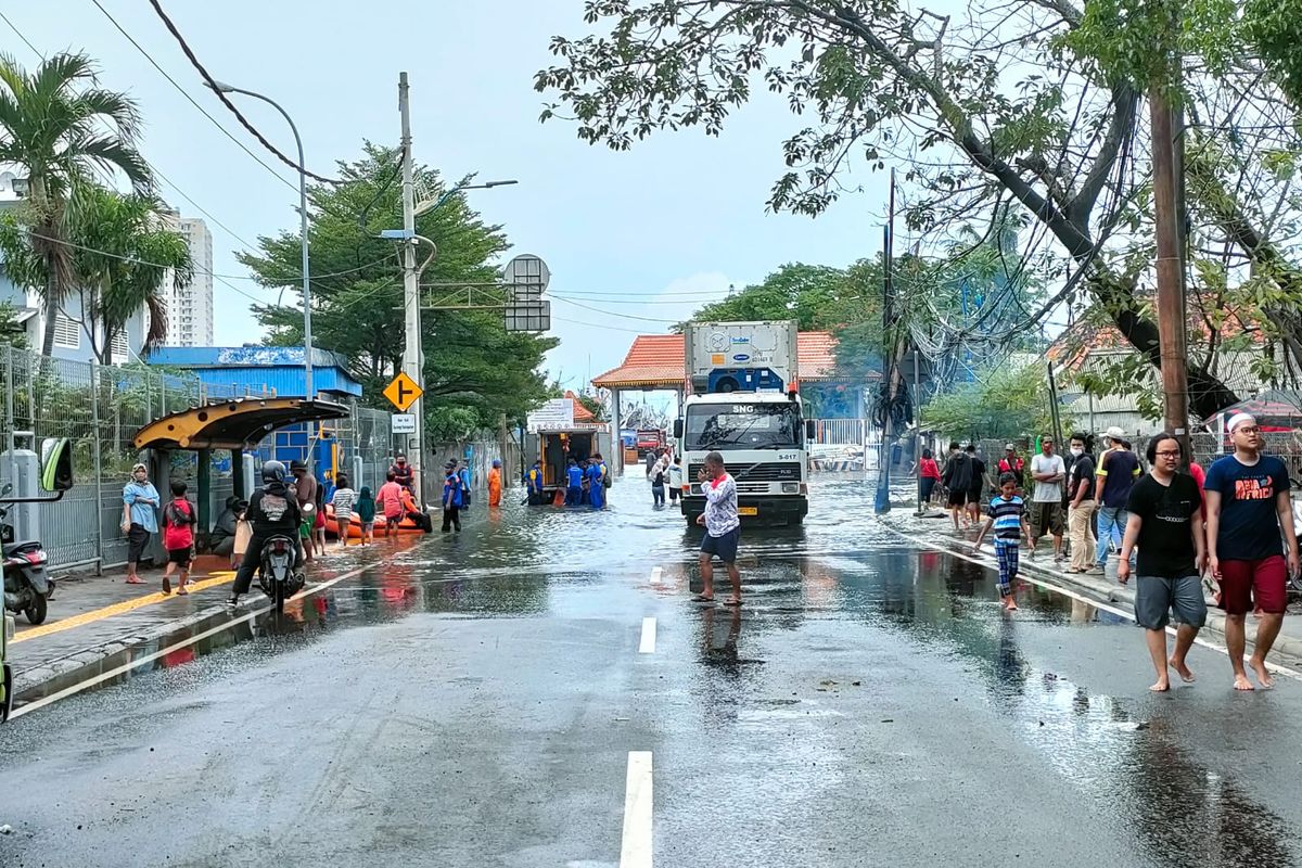 Arus lalu lintas di ruas Jalan Lodan Raya, Pademangan, Jakarta Utara terputus akibat banjir rob Pada Selasa (7/12/2021).