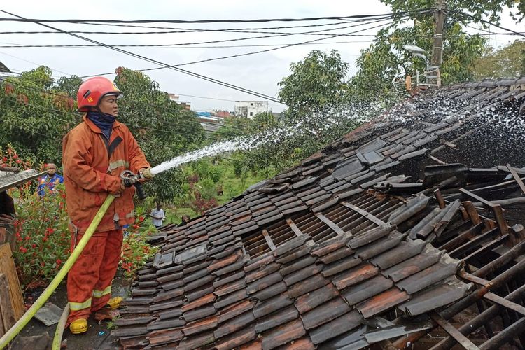 Satu rumah terbakar di Kota Malang, Jawa Timur pada Rabu (20/4/2022). Kejadian tersebut tepatnya berada di Jalan Kertoaji, Kelurahan Ketawanggede, Kecamatan Lowokwaru. 