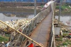 Jembatan Gantung Ambruk akibat Warga Bakar Sampah