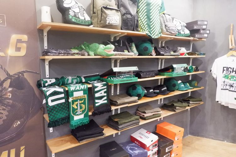 Suasana Persebaya Store di Jalan Slamet, Surabaya, Jawa Timur, jelang pertandingan Shopee Liga 1 2019 antara Persebaya Surabaya dan Persib Bandung, Kamis (4/7/2019).