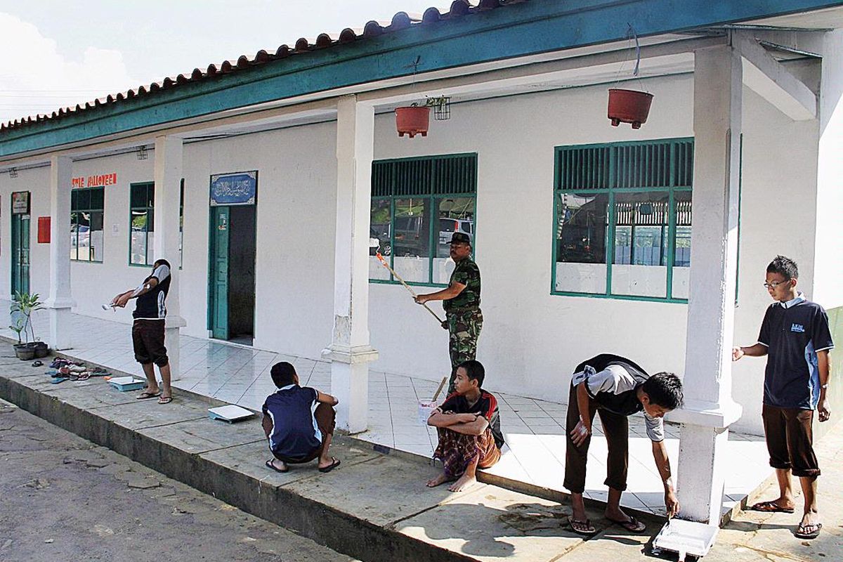 Anggota TNI dari Kodam III/Siliwangi, Jawa Barat, bersama santri membersihkan dan mengecat bangunan di Pondok Pesantren Daarul Uluum Lido, Kecamatan Cijeruk, Kabupaten Bogor, Jawa Barat, Rabu (11/5). Kegiatan itu merupakan bagian kecil dari rangkaian Penataran Pendahuluan Bela Negara bagi santri yang digelar selama empat hari dalam rangka menanamkan nasionalisme dan membentengi santri dengan semangat Pancasila.