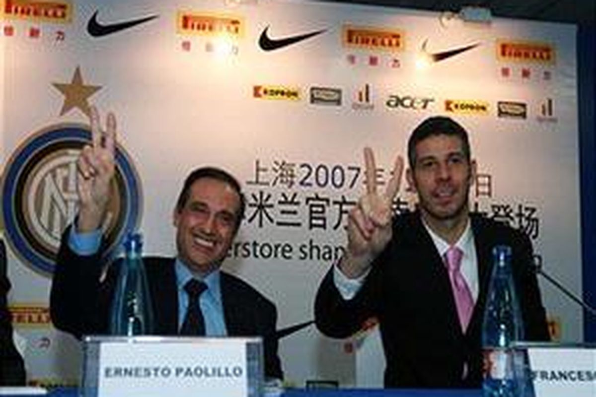 Direktur Inter Milan, Ernesto Paolillo (kiri), mengaku timnya siap menghadapi MU.