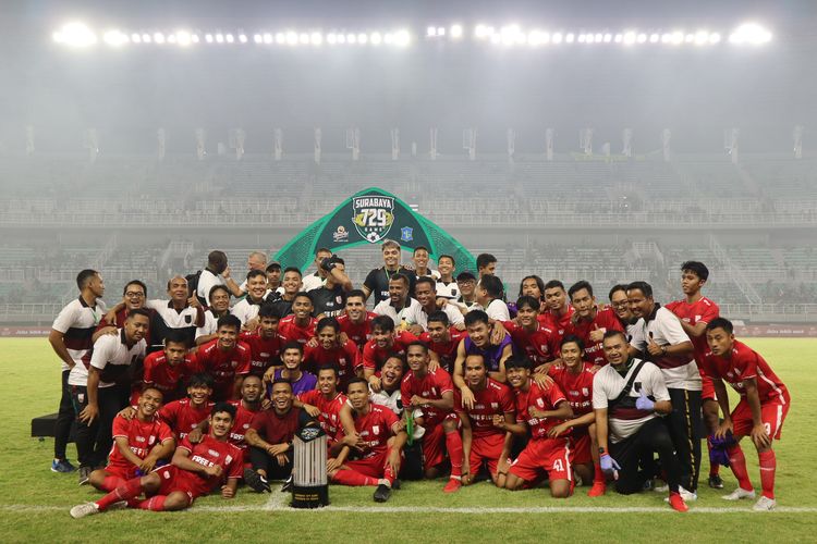 Persis Solo foto bersama seusai menerima trofi seusai mengalahkan Persebaya Surabaya saat uji coba dalam rangka ulang tahun Kota Surabaya yang ke 729 dengan skor 1-2 di Stadion Gelora Bung Tomo Surabaya, Minggu (22/5/2022) sore.