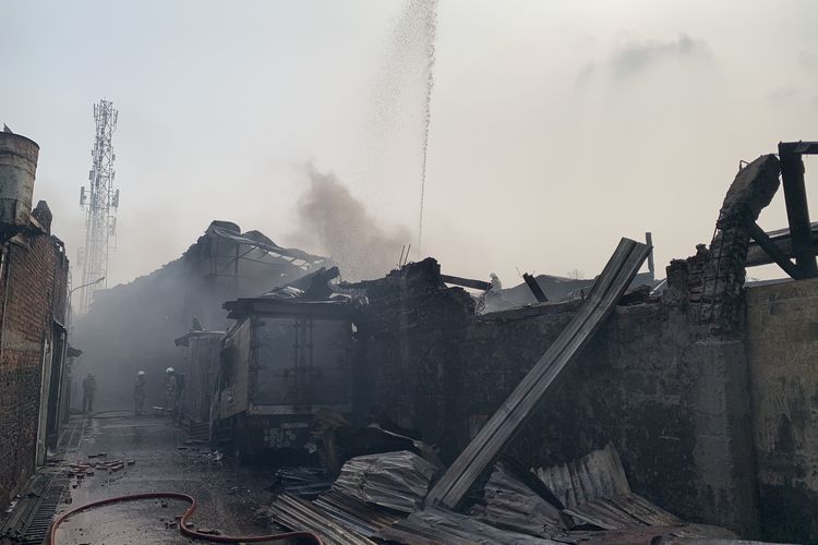Paniknya Petugas SPPG Saat Kebakaran Pabrik Bingkai di Jaktim: Aduh, Takut Dapur Enggak Selamat
