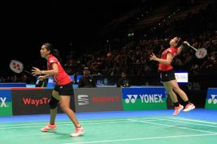 Pasangan ganda putri Indonesia, Nitya Krishinda Maheswari (kiri)/Greysia Polii, melakukan serangan saat menghadapi pasangan Korea Selatan, Yoo Jun-chae/Kim So-yeong, pada babak kedua All England 2015 di Barclaycard Arena, Kamis (5/3/2015). Nitya/Greysia menang 21-17, 21-19.