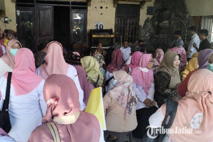 
Puluhan guru SDN di Kecamatan Rungkut, Surabaya, geruduk rumah kepala sekolah, MI (61) di Wonorejo, Kecamatan Rungkut, Rabu (21/6/2023). 