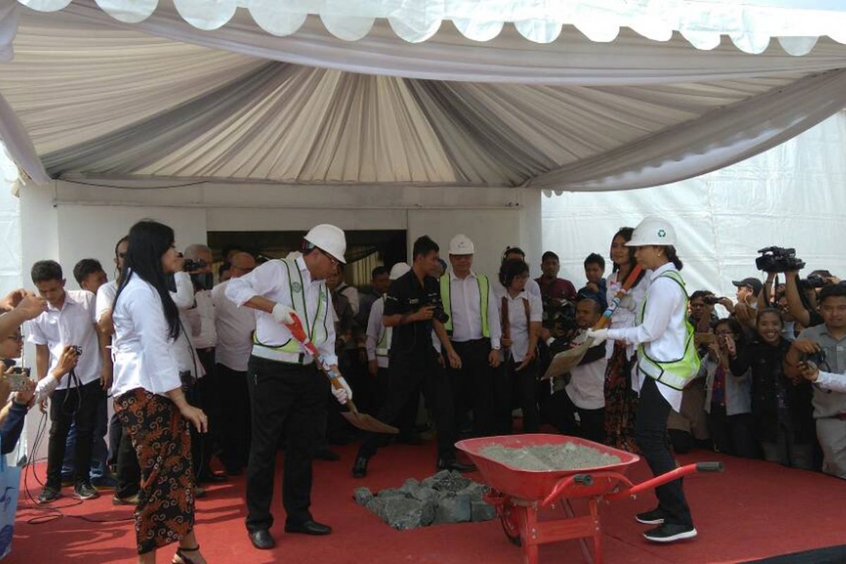 Peletakan Batu Pertama, Pembangunan Dermaga Eksekutif Pelabuhan Merak dan Bakauheni oleh Menhub Budi Karya Sumadi dan Menteri BUMN Rini Soemarno di Merak, Banten, Sabtu (27/5/2017).