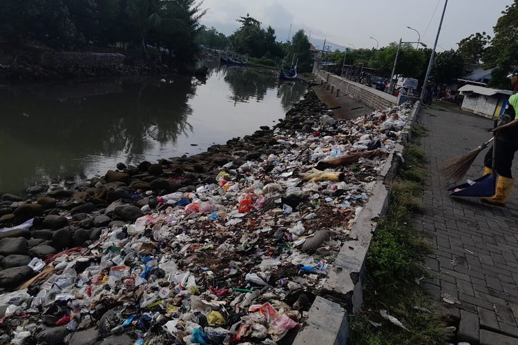 Sampah Berserakan di Pantai Besuki Situbondo, Pemkab Bakal Bangun TPS