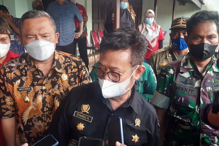 Menteri Pertanian Syahrul Yasin Limpo seusai meninjau sapi milik warga Desa Singosari, Mojosongo, Kabupaten Boyolali, Jawa Tengah yang terkena PMK pada Jumat (13/5/022).