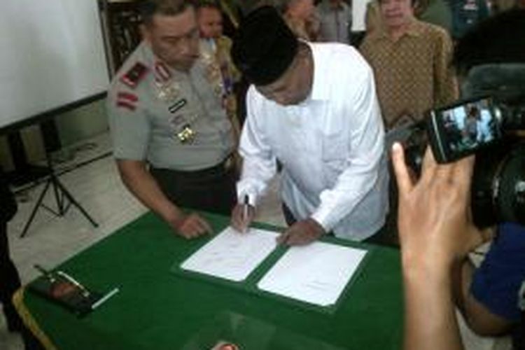 Pimpinan tokoh agama di Maluku  menandatangani kesepakatan untuk menjaga perdamaian di Maluku. kegiatan itu dilakukan untuk mengantisipasi berbagai isu yang berhembus di masyarakat saat ini. penandatangan dilakukan di Markas Kodam XVI Pattimura, Rabu (22/7/2015)