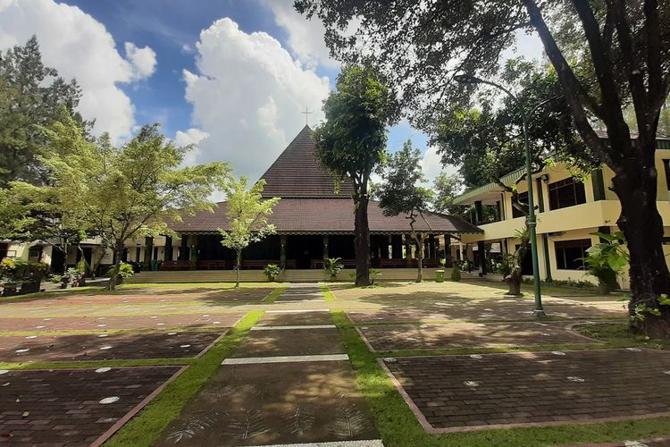 Gereja dan Candi di Gereja HKTY Bantul