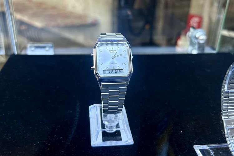 Jam tangan vintage ikonik Casio AQ-230 dalam acara CASIO VINTAGE ?Back in Time, Ahead in Style? di Bangkok, Thailand, Jumat (21/11/2025).