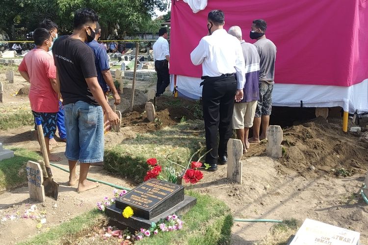 suasana otopsi jenazah LNS di pemakaman Karang Medain, Mataram