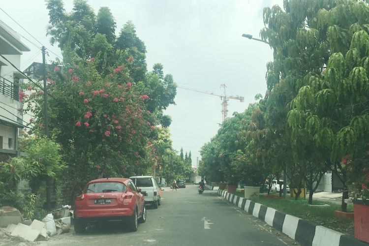 Masih banyak warga yang memarkirkan kendaraannya tidak di dalam garasi atau di badan jalan, di wilayah Kelurahan Pegangsaan Dua, Kecamatan Kelapa Gading, Jakarta Utara, Kamis (12/10/2017).