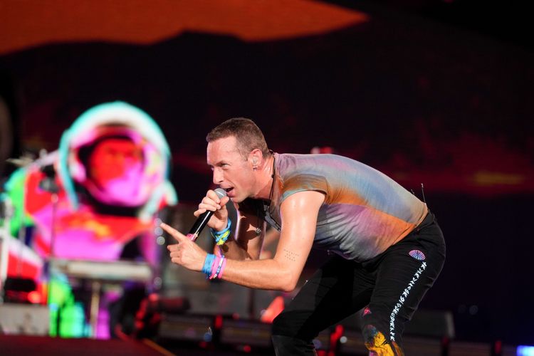 Vokalis Coldplay Chris Martin beraksi dalam konser Music of the Spheres World Tour, di Stadion Utama Gelora Bung Karno, Jakarta, Rabu (15/11/2023). Dalam penampilannya Coldplay membawakan sejumlah lagu hits mereka seperti Higher Power, Paradise, Viva La Vida, hingga Everglow.