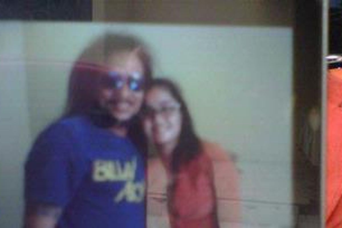 Foto John Kei mengenakan kaos biru dan kacamata hitam bersama kuasa hukumnya, Aini Lubis di RS Polri,Kramat Jati, Senin (9/7/2012). Foto tersebut ditunjukkan dari handphone Aini.