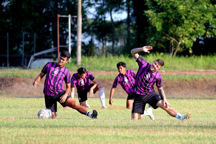 Pemain Arema FC M Rafli (kiri) dan Charles Raphael (kanan) saat latihan terakhir jelang kick off Liga 1 2023-2024 di lapangan luar Stadion Kanjuruhan Kepanjen, Kabupaten Malang, Kamis (29/6/2023) sore.