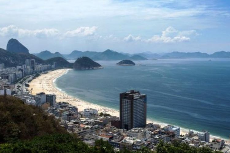 Pemandangan pantai Copacabana di Rio de Janeiro, Brasil.