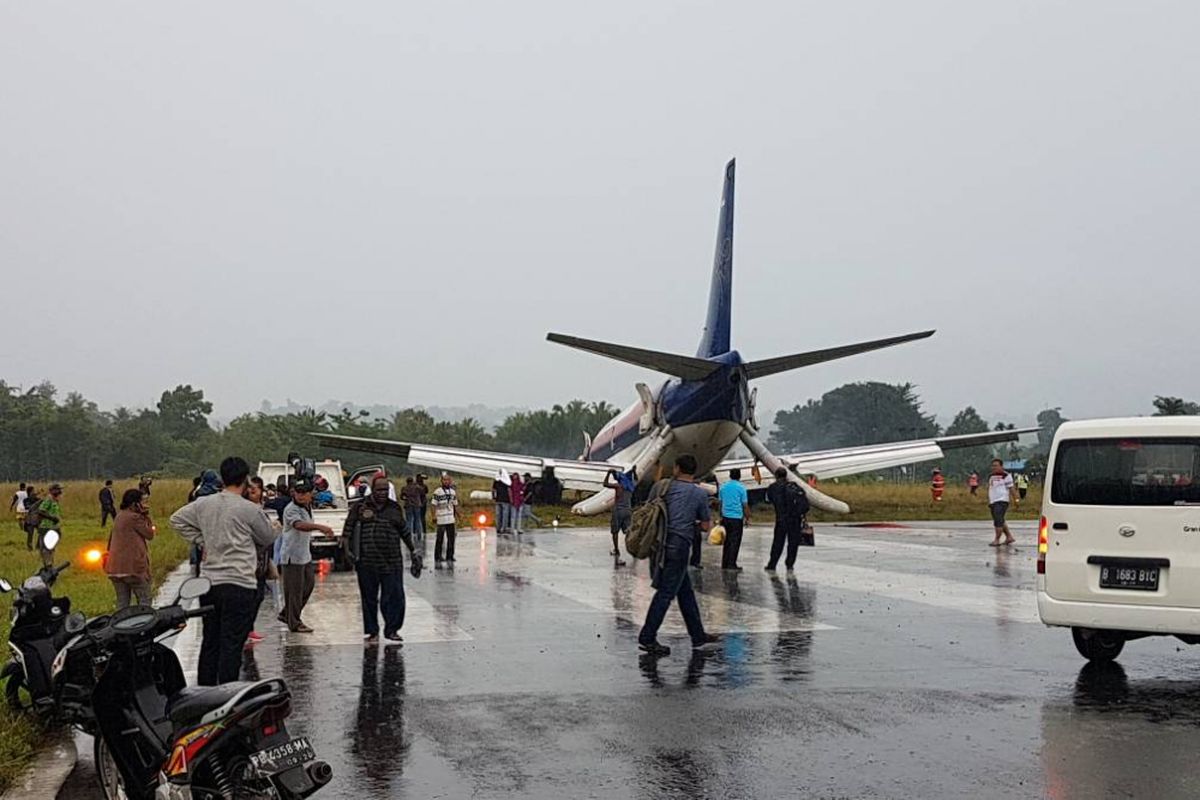 Sebuah pesawat Boeing B737-300 milik maskapai penerbangan Sriwijaya Air tergelincir hingga mengalami overrun atau keluar landasan di Bandara Rendani, Manokwari, Rabu (31/5/2017).