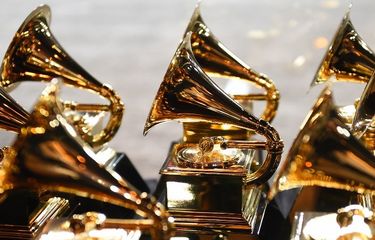 Piala Grammy Awards dipajang di ruang pers pada penyelenggaraan Grammy Awards ke-60 di New York pada 28 Januari 2018. 