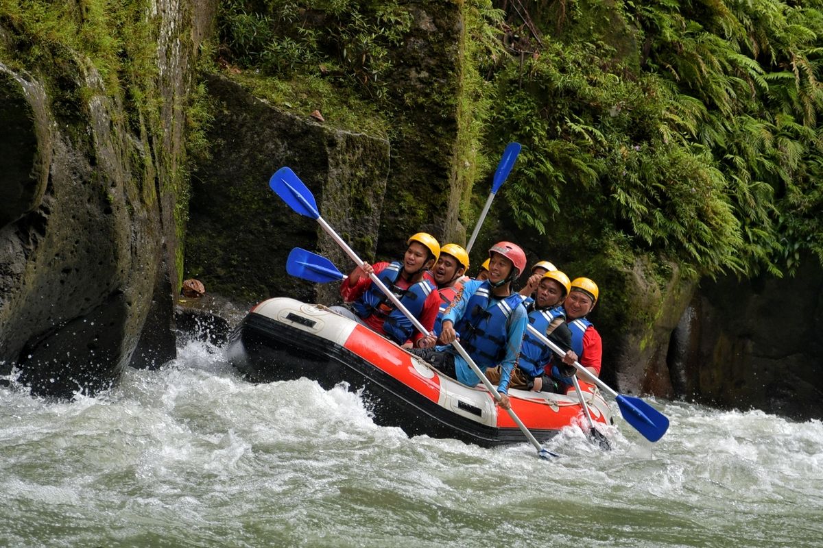 Wali Kota Medan Bobby Nasution dan sejumlah kepala daerah se-Sumut menikmati wisata rafting Sungai Bahbolon di Kecamatan Sipispis, Kabupaten Serdang Bedagai.