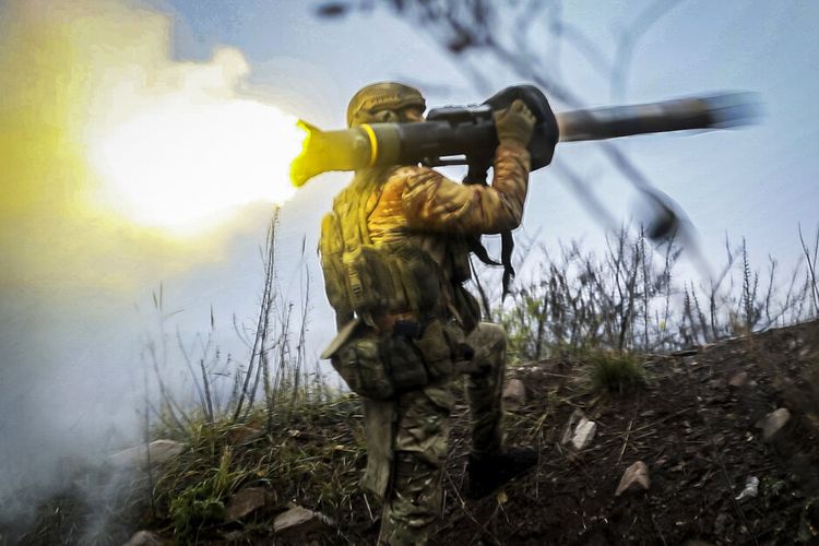 Seorang tentara Ukraina menembakkan rudal anti-tank ke lokasi yang dirahasiakan di wilayah Donetsk, Ukraina, Kamis, 17 November 2022.
