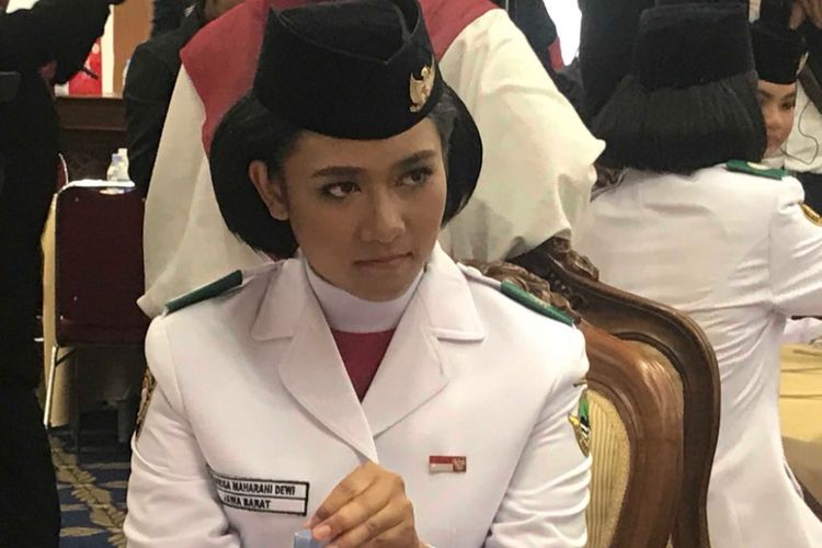 Anggota Paskibraka pembawa baki bendera merah putih Tarissa Maharani Dewi