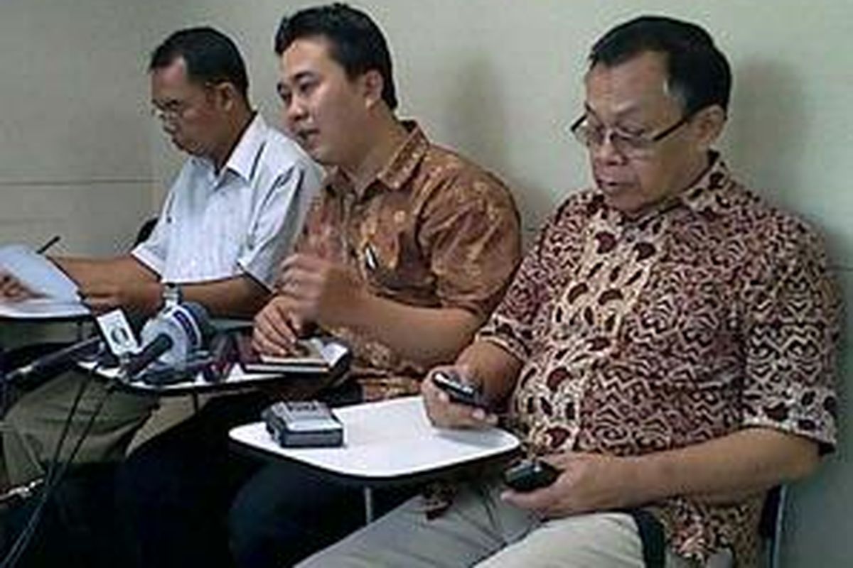 Koalisi Anti Korupsi Ayat Rokok (KAKAR) saat jumpa pers setelah membuat laporan ke KPK Jakarta, Kamis (29/10).