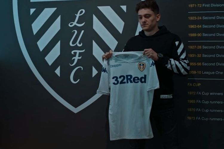 Penyerang Manchester United, Daniel James, berpose dengan seragam Leeds United sebelum transfernya ke klub Yorkshire tersebut pada hari terakhir bursa transfer Januari 2019 batal.