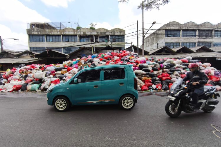Potret tumpukan sampah di Pasar Cimanggis, Ciputat, Tangsel yang menumpuk hingga setinggi atap kedai, yakni sekitar tiga meter pada Senin (5/1/2026).