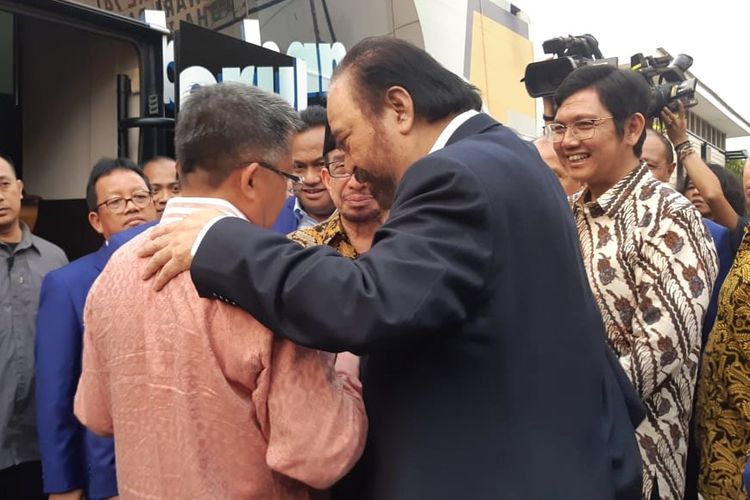 Ketua Umum Partai Nasdem Surya Paloh sempat merangkul Presiden Partai Keadilan Sejahtera (PKS) Sohibul Iman. Mereka berbincang dalam jarak yang cukup dekat.   Tidak terdengar apa yang mereka bicarakan karena volume suara yang sangat kecil seperti berbisik. Sesekali mereka tertawa dengan lepas.  Ketua Majelis Syuro PKS Salim Segaf Aljufri, Sekjen PKS Mustafa Kamal, Sekjen Partai Nasdem Johnny G. Plate juga ikut berbincang.  Momen tersebut terjadi sesaat sebelum Surya Paloh meninggalkan kantor DPP PKS di Jalan TB Simatupang, Jakarta Selatan, Rabu (30/10/2019).