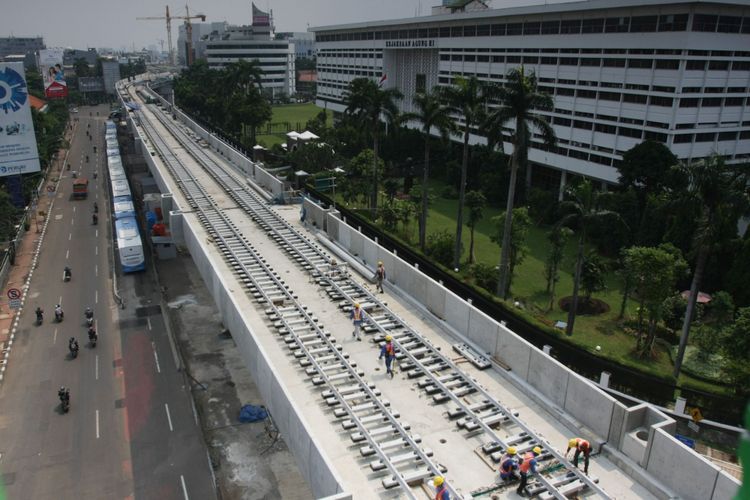 Pekerja melakukan pemasangan rel pada proyek pembangunan Mass Rapid Transit (MRT) di Jakarta, Selasa (31/10/2017). Pembangunan fisik MRT Jakarta fase 1 hingga akhir September 2017 telah mencapai 80 persen.