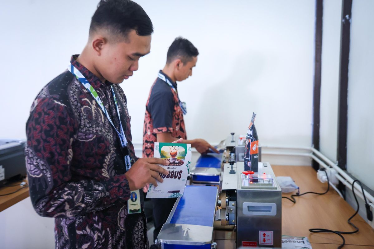 Proses kerja di Rumah Kemasan Temanggung, Jawa Tengah.