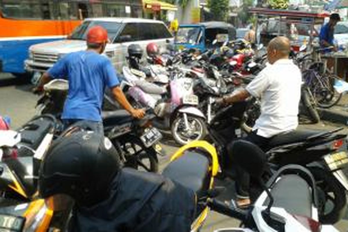 Tempat parkir liar atau non-mesin meteran parkir di depan Gang Rima, Jalan H Agus Salim atau Jalan Sabang, Jakarta Pusat, Rabu (8/10/2014).