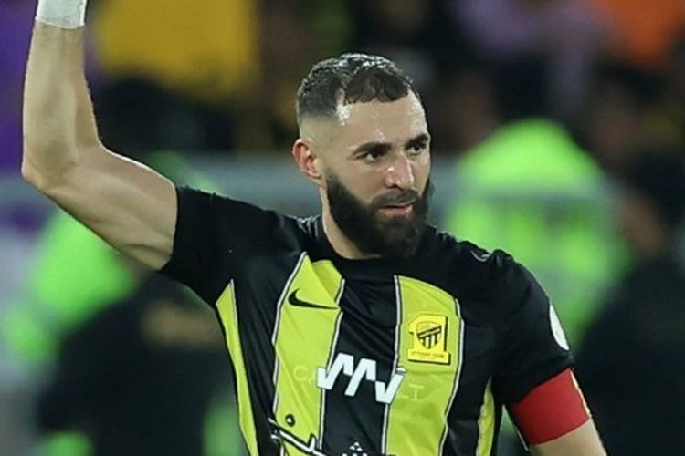 Penyerang Al Ittihad, Karim Benzema, bereaksi seusai mencetak gol dalam lanjutan Liga Arab Saudi yang mempertemukan Al Ittihad vs Al Hilal di Stadion Prince Abdullah Al-Faisal pada 1 September 2023. 