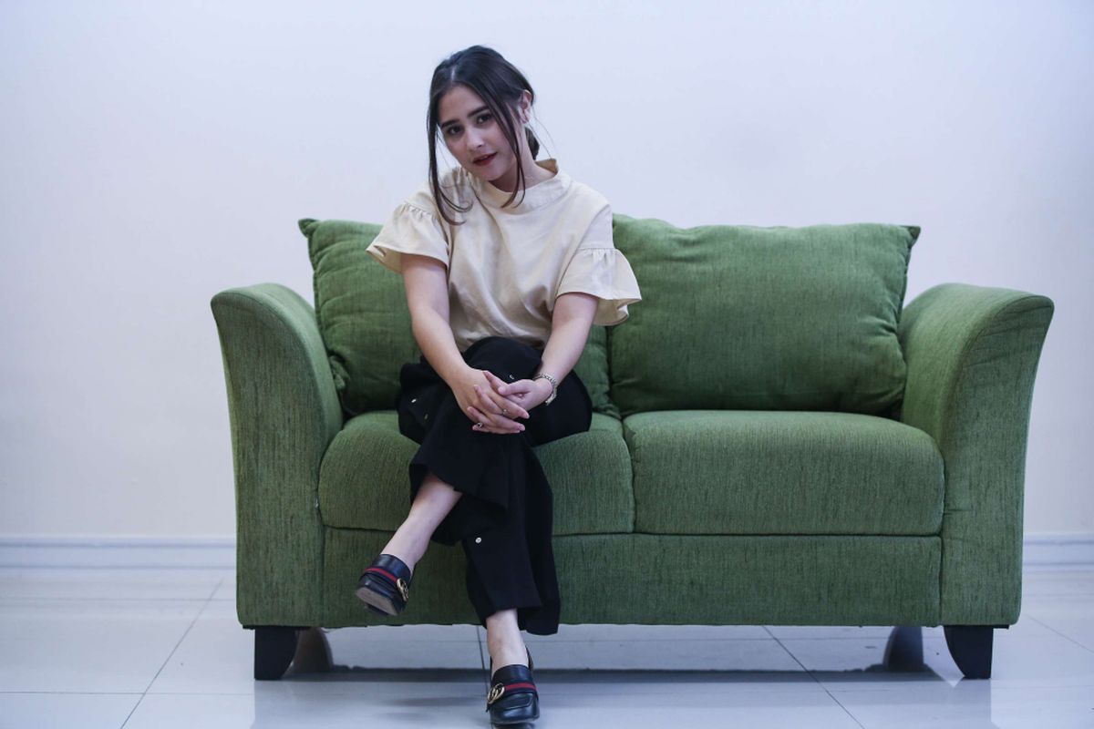 Artis peran Prilly Latuconsina saat wawancara di Kantor Redaksi 优游国际.com, Jakarta, Selasa (27/3/2018). Ia tengah mempromosikan film terbaru yang dibintanginya berjudul Danur 2 : Maddah.