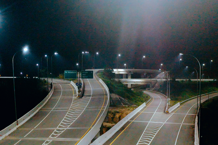 Signify bersama PT Hutama Karya (Persero) turut mendukung keamanan dan kenyamanan pemudik melalui pemasangan 3.000 titik lampu pintar di sebagian besar Jalan Tol Trans Sumatera (JTTS).