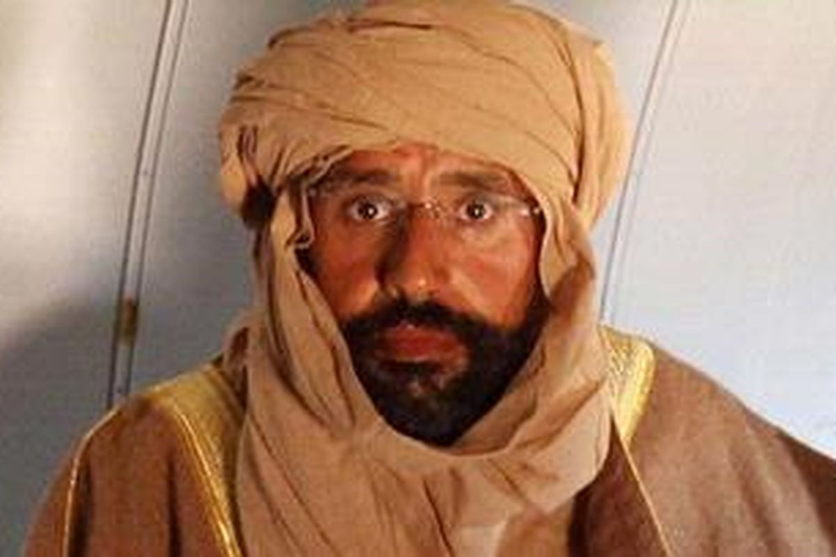 Saif dihentikan hari Sabtu (19/11/2011) saat ia mencoba untuk melarikan diri ke Niger. Ketika itu Saif mengenakan pakaian padang pasir dan berpura-pura menjadi gembala unta.