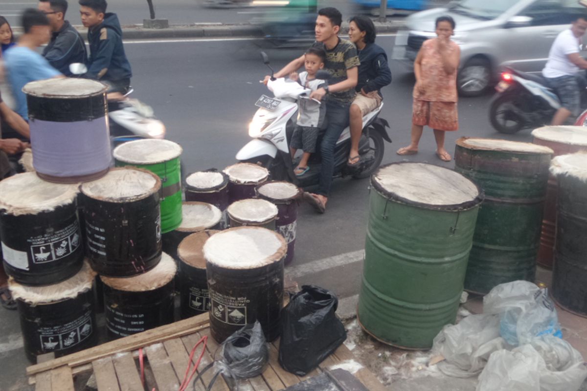 Perajin bedug di Jalan KH Mas Mansyur, Tanah Abang, Jakarta Pusat, Sabtu (24/6/2017)