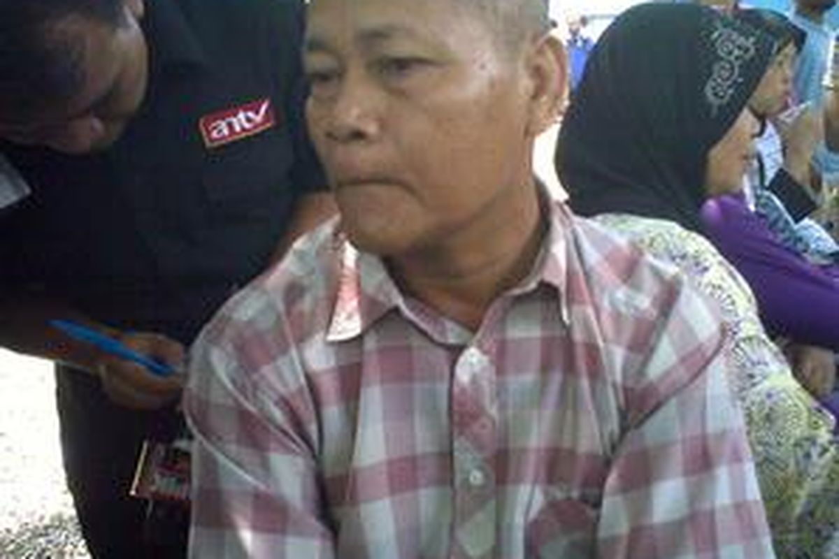 Tri Rohadi, salah satu keluarga Parngat, petugas pemadam kebakaran yang diduga turut menjadi korban kebakaran pabrik sandal Swallow.