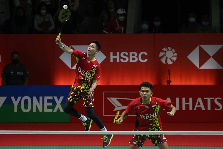 Fajar Alfian/Muhammad Rian Ardianto beraksi pada babak perempat final Indonesia Masters di Istora Senayan, Jumat (10/6/2022).