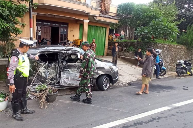 Anggota Polres Semarang melakukan olah TKP kejadian kecelakaan di Jalan Raya Solo-Semarang